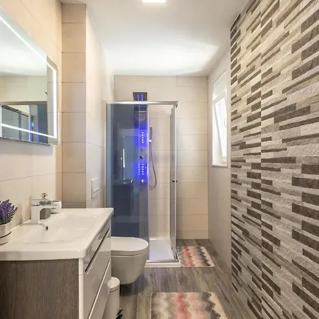 Beautiful In بيت للعطل إيموتسكي